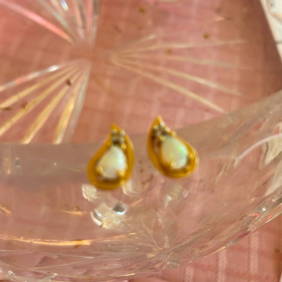 Vintage Opal and diamond 14 karat goldearring’s.